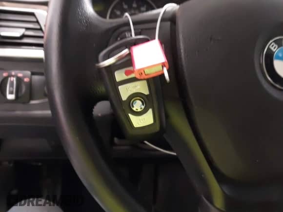 2016 BMW 3 Series 320i xDrive z VIN WBA8A3C54GK690758, wystawiony jako IAAI lot #42824903 z przebiegiem 162 948 mil mil oraz . Historia ofert i sprzedaży dostępna na DreamBid. Obrazek 11.