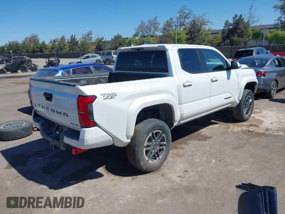 2025 Toyota Tacoma TRD Sport Hybrid с VIN 3TYLC5LN5ST028857, выставлен на аукционе IAAI как лот 43346703 с пробегом 7 116 миль миль и . История ставок и продаж доступна на DreamBid. Изображение 4.