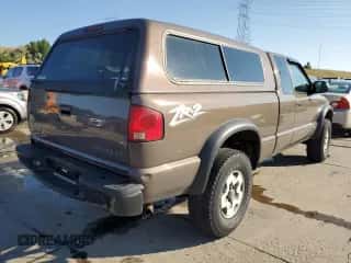 2000 Chevrolet S-10 LS ZR2 z VIN 1GCCT19W9Y8180772, wystawiony jako Copart lot #70775354 z przebiegiem 133 820 mil mil oraz Szkoda całkowita • Salvage title. Historia ofert i sprzedaży dostępna na DreamBid. Obrazek 3.