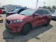2019 Kia Sorento L z VIN 5XYPG4A35KG528172, wystawiony jako Copart lot #66986845 z przebiegiem 136 129 mil mil oraz Czysty tytuł • Clean title. Historia ofert i sprzedaży dostępna na DreamBid. Obrazek 1.