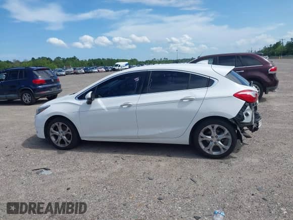 2017 Chevrolet Cruze Premier z VIN 3G1BF6SM8HS588110, wystawiony jako IAAI lot #42567710 z przebiegiem 116 173 mil mil oraz . Historia ofert i sprzedaży dostępna na DreamBid. Obrazek 15.