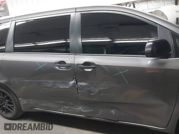 2017 Toyota Sienna L z VIN 5TDZZ3DC5HS825303, wystawiony jako IAAI lot #42249186 z przebiegiem 133 839 mil mil oraz . Historia ofert i sprzedaży dostępna na DreamBid. Obrazek 13.