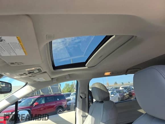 2024 Toyota Sienna XLE z VIN 5TDYRKEC3RS190670, wystawiony jako Copart lot #84722805 z przebiegiem 20 341 mil mil oraz Szkoda całkowita • Salvage title. Historia ofert i sprzedaży dostępna na DreamBid. Obrazek 12.