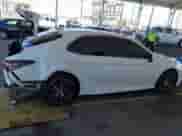 2023 Toyota Camry SE z VIN 4T1G11AK0PU764110, wystawiony jako IAAI lot #43152200 z przebiegiem 24 639 mil mil oraz . Historia ofert i sprzedaży dostępna na DreamBid. Obrazek 14.