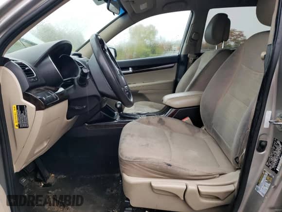 2014 Kia Sorento LX z VIN 5XYKT3A62EG525471, wystawiony jako Copart lot #84255735 z przebiegiem 181 164 mil mil oraz Czysty tytuł • Clean title. Historia ofert i sprzedaży dostępna na DreamBid. Obrazek 7.