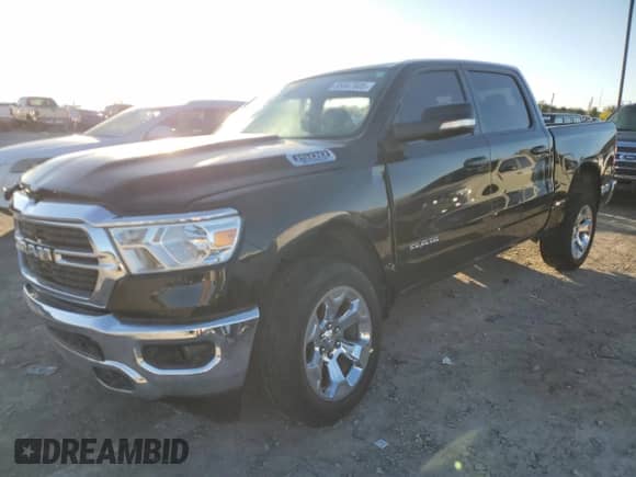 2021 Ram 1500 Big Horn z VIN 1C6RRFFGXMN826763, wystawiony jako Copart lot #85667605 z przebiegiem 32 939 mil mil oraz Czysty tytuł • Clean title. Historia ofert i sprzedaży dostępna na DreamBid. Obrazek 1.