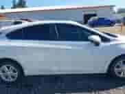 2018 Chevrolet Cruze LT z VIN 3G1BE6SM0JS558673, wystawiony jako IAAI lot #43279143 z przebiegiem 180 522 mil mil oraz . Historia ofert i sprzedaży dostępna na DreamBid. Obrazek 13.