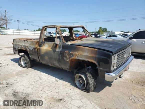 1984 Chevrolet Silverado 1500 z VIN 1GCEK14D4EF383867, wystawiony jako Copart lot #68615474 z przebiegiem Nie podano mil oraz Szkoda całkowita • Salvage title. Historia ofert i sprzedaży dostępna na DreamBid. Obrazek 4.
