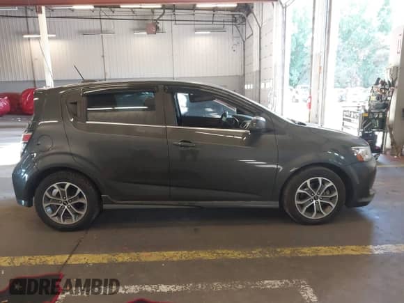 2019 Chevrolet Sonic LT z VIN 1G1JD6SB0K4140547, wystawiony jako IAAI lot #42977288 z przebiegiem 69 312 mil mil oraz . Historia ofert i sprzedaży dostępna na DreamBid. Obrazek 13.
