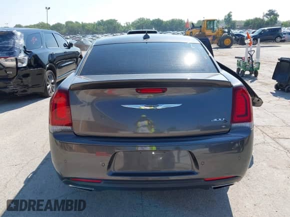 2018 Chrysler 300 S с VIN 2C3CCABG3JH244666, выставлен на аукционе IAAI как лот 42994229 с пробегом 29 878 миль миль и . История ставок и продаж доступна на DreamBid. Изображение 17.
