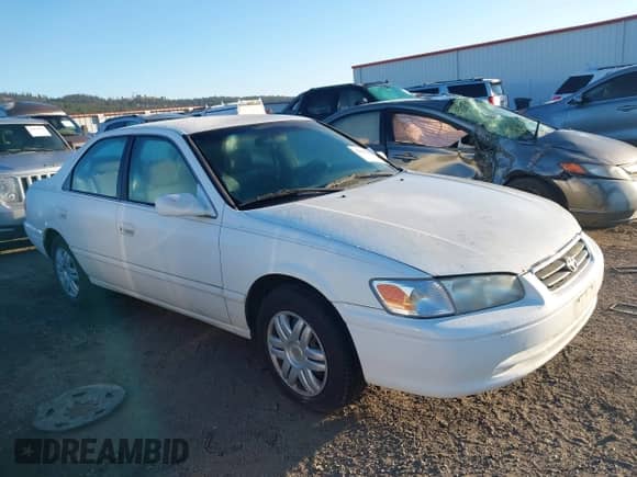 2001 Toyota Camry LE z VIN 4T1BG22K61U841437, wystawiony jako IAAI lot #43441661 z przebiegiem 214 565 mil mil oraz . Historia ofert i sprzedaży dostępna na DreamBid. Obrazek 1.