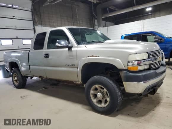 2001 Chevrolet Silverado 2500HD LS z VIN 1GCHK29U01E261048, wystawiony jako Copart lot #71836145 z przebiegiem 94 197 mil mil oraz Czysty tytuł • Clean title. Historia ofert i sprzedaży dostępna na DreamBid. Obrazek 4.
