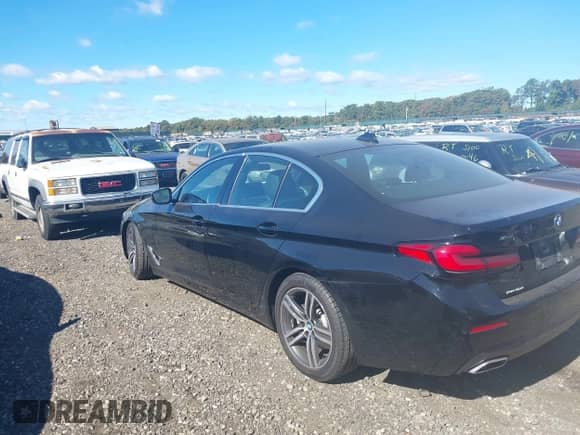 2022 BMW 5 Series 530i xDrive z VIN WBA13BJ02NWX40186, wystawiony jako IAAI lot #40547068 z przebiegiem 30 709 mil mil oraz . Historia ofert i sprzedaży dostępna na DreamBid. Obrazek 3.