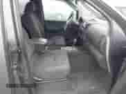 2008 Nissan Frontier SE z VIN 1N6AD06WX8C440416, wystawiony jako IAAI lot #43438253 z przebiegiem 136 997 mil mil oraz . Historia ofert i sprzedaży dostępna na DreamBid. Obrazek 5.