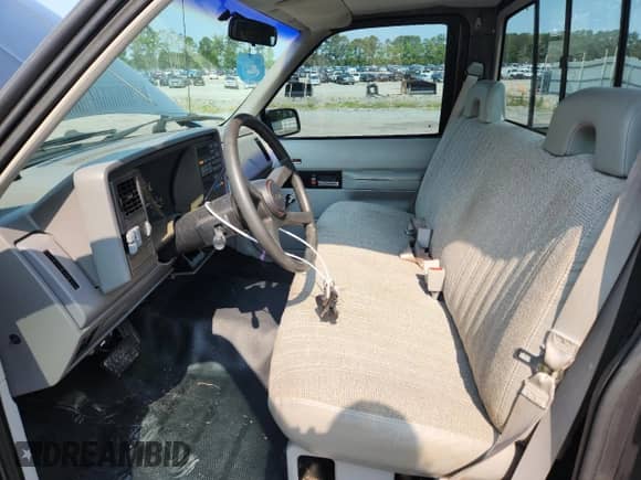 1993 GMC Sierra 1500 z VIN 1GTEC14Z6PE523192, wystawiony jako Copart lot #59016545 z przebiegiem 61 980 mil mil oraz Szkoda całkowita • Salvage title. Historia ofert i sprzedaży dostępna na DreamBid. Obrazek 7.