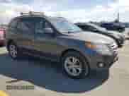 2012 Hyundai Santa Fe Limited z VIN 5XYZK4AG6CG153372, wystawiony jako Copart lot #61257275 z przebiegiem 157 016 mil mil oraz Szkoda całkowita • Salvage title. Historia ofert i sprzedaży dostępna na DreamBid. Obrazek 4.