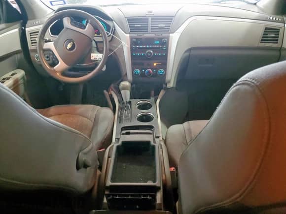 2011 Chevrolet Traverse LS z VIN 1GNKRFED4BJ341094, wystawiony jako Copart lot #60695375 z przebiegiem 130 219 mil mil oraz Czysty tytuł • Clean title. Historia ofert i sprzedaży dostępna na DreamBid. Obrazek 8.