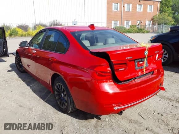 2016 BMW 3 Series 320i xDrive z VIN WBA8A3C58GK551412, wystawiony jako IAAI lot #43181281 z przebiegiem 77 677 mil mil oraz . Historia ofert i sprzedaży dostępna na DreamBid. Obrazek 3.
