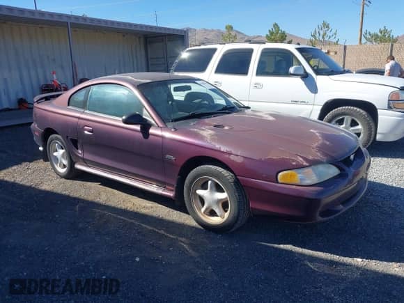 1996 Ford Mustang GT z VIN 1FALP42X2TF130573, wystawiony jako IAAI lot #43490908 z przebiegiem 281 802 mil mil oraz . Historia ofert i sprzedaży dostępna na DreamBid. Obrazek 1.