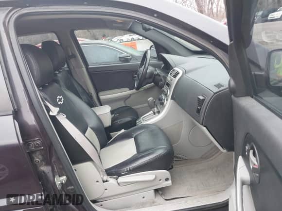 2006 Chevrolet Equinox LT z VIN 2CNDL73F566142938, wystawiony jako IAAI lot #41468387 z przebiegiem 173 525 mil mil oraz . Historia ofert i sprzedaży dostępna na DreamBid. Obrazek 5.