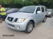 2011 Nissan Pathfinder LE z VIN 5N1AR1NB6BC621850, wystawiony jako IAAI lot #42907571 z przebiegiem 155 287 mil mil oraz . Historia ofert i sprzedaży dostępna na DreamBid. Obrazek 2.