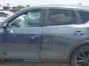 2022 Mazda CX-5 S Carbon Edition z VIN JM3KFBCM2N0571117, wystawiony jako IAAI lot #42535593 z przebiegiem 33 735 mil mil oraz . Historia ofert i sprzedaży dostępna na DreamBid. Obrazek 14.