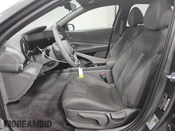 2025 Hyundai Elantra SEL Sport z VIN KMHLM4DJ1SU171228, wystawiony jako Copart lot #87245465 z przebiegiem 2 815 mil mil oraz Czysty tytuł • Clean title. Historia ofert i sprzedaży dostępna na DreamBid. Obrazek 7.