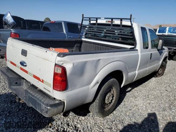 2013 Ford F-250 XL z VIN 1FT7X2A64DEA52619, wystawiony jako Copart lot #56963475 z przebiegiem 187 519 mil mil oraz Czysty tytuł • Clean title. Historia ofert i sprzedaży dostępna na DreamBid. Obrazek 3.