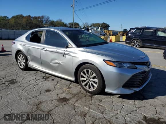 2020 Toyota Camry LE z VIN 4T1C11AK8LU351957, wystawiony jako Copart lot #86512345 z przebiegiem 83 646 mil mil oraz Szkoda całkowita • Salvage title. Historia ofert i sprzedaży dostępna na DreamBid. Obrazek 4.