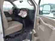 2018 Chevrolet Express Cargo z VIN 1GCWGBFP9J1262486, wystawiony jako IAAI lot #41292552 z przebiegiem 101 709 mil mil oraz . Historia ofert i sprzedaży dostępna na DreamBid. Obrazek 5.