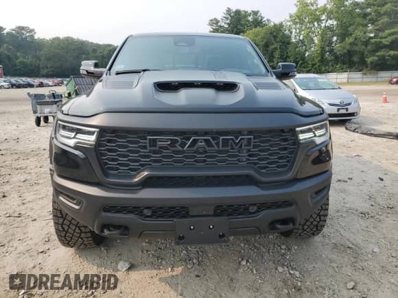 2025 Ram 1500 RHO z VIN 1C6SRFUP2SN716789, wystawiony jako Copart lot #67345525 z przebiegiem 3 039 mil mil oraz Szkoda całkowita • Salvage title. Historia ofert i sprzedaży dostępna na DreamBid. Obrazek 5.