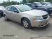 2009 Dodge Avenger SE z VIN 1B3LC46B99N520235, wystawiony jako IAAI lot #42719558 z przebiegiem 116 877 mil mil oraz . Historia ofert i sprzedaży dostępna na DreamBid. Obrazek 1.