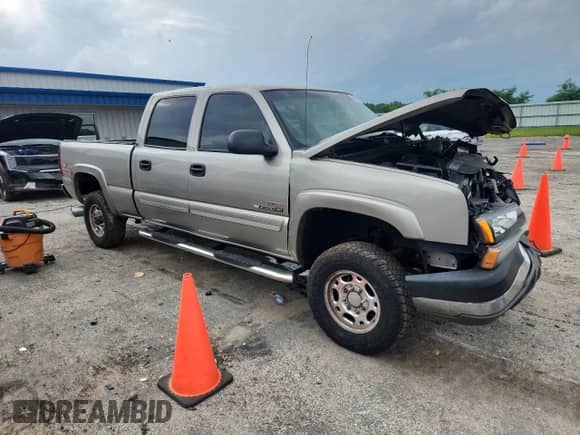 2003 Chevrolet Silverado 2500HD LT z VIN 1GCHK23173F134678, wystawiony jako Copart lot #64067845 z przebiegiem Nie podano mil oraz Nie do naprawy • Non repairable. Historia ofert i sprzedaży dostępna na DreamBid. Obrazek 4.