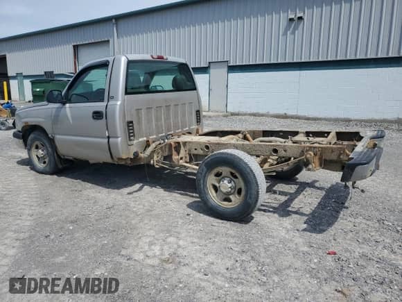2004 Chevrolet Silverado 1500 Work Truck z VIN 1GCEC14X24Z257785, wystawiony jako Copart lot #54253435 z przebiegiem Nie podano mil oraz Szkoda całkowita • Salvage title. Historia ofert i sprzedaży dostępna na DreamBid. Obrazek 2.