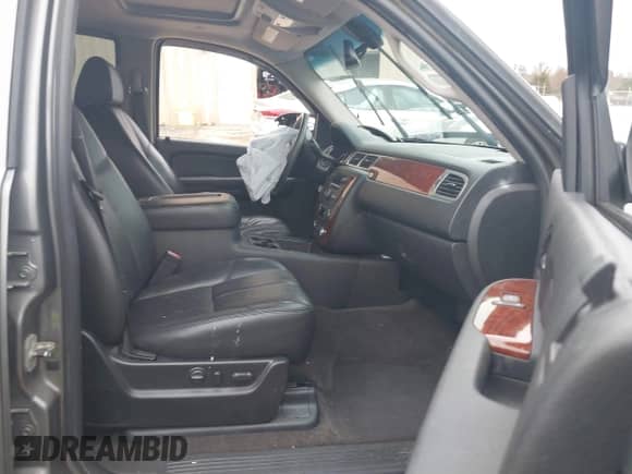 2009 Chevrolet Avalanche 2LT with VIN 3GNEC22019G221581, listed as a IAAI auction lot 41619671 with 179,407 mi miles and . Bid and sale history available at DreamBid. Image 5.