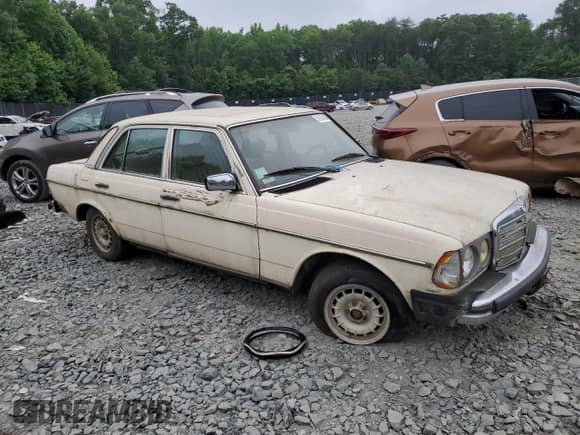1984 Mercedes-Benz 300 D z VIN WDBAB33A4EA064403, wystawiony jako Copart lot #57552434 z przebiegiem 173 024 mil mil oraz Nie do naprawy • Non repairable. Historia ofert i sprzedaży dostępna na DreamBid. Obrazek 4.