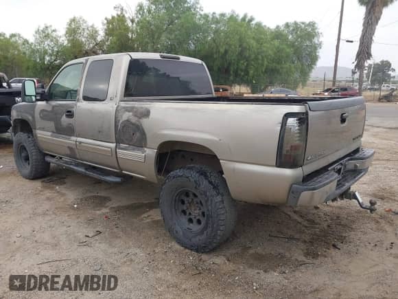 2000 Chevrolet Silverado 2500 LS z VIN 1GCGK29U9YE129993, wystawiony jako IAAI lot #42809396 z przebiegiem 219 569 mil mil oraz . Historia ofert i sprzedaży dostępna na DreamBid. Obrazek 3.