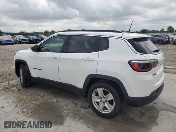 2022 Jeep Compass Latitude z VIN 3C4NJCBB8NT138205, wystawiony jako Copart lot #60247585 z przebiegiem 51 703 mil mil oraz Szkoda całkowita • Salvage title. Historia ofert i sprzedaży dostępna na DreamBid. Obrazek 2.