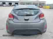 2012 Hyundai Veloster w/Red Int z VIN KMHTC6AD0CU053458, wystawiony jako Copart lot #60790585 z przebiegiem 123 096 mil mil oraz Czysty tytuł • Clean title. Historia ofert i sprzedaży dostępna na DreamBid. Obrazek 6.