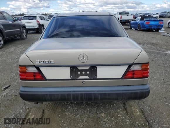 1986 Mercedes-Benz 300 E z VIN WDBEA30D6GA268125, wystawiony jako Copart lot #86553085 z przebiegiem 106 362 mil mil oraz Czysty tytuł • Clean title. Historia ofert i sprzedaży dostępna na DreamBid. Obrazek 6.