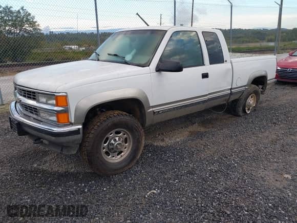 1998 Chevrolet Silverado 2500 z VIN 1GCGK29J9WE232656, wystawiony jako IAAI lot #43377388 z przebiegiem 201 761 mil mil oraz . Historia ofert i sprzedaży dostępna na DreamBid. Obrazek 17.