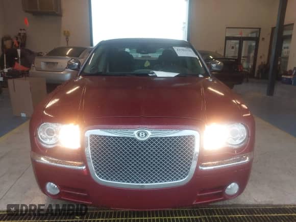 2007 Chrysler 300 C z VIN 2C3KA63H97H617823, wystawiony jako IAAI lot #42703136 z przebiegiem 171 330 mil mil oraz . Historia ofert i sprzedaży dostępna na DreamBid. Obrazek 6.