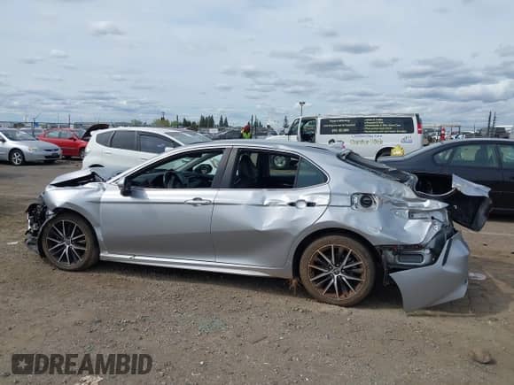 2023 Toyota Camry SE z VIN 4T1G11AK5PU726016, wystawiony jako IAAI lot #41870301 z przebiegiem 62 110 mil mil oraz . Historia ofert i sprzedaży dostępna na DreamBid. Obrazek 14.