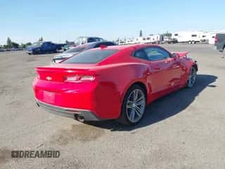 2018 Chevrolet Camaro 1LT z VIN 1G1FB1RS6J0103111, wystawiony jako IAAI lot #43137243 z przebiegiem 99 314 mil mil oraz . Historia ofert i sprzedaży dostępna na DreamBid. Obrazek 4.