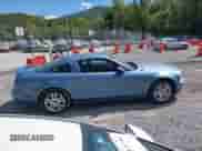 2005 Ford Mustang GT Deluxe z VIN 1ZVFT82H555223046, wystawiony jako IAAI lot #43130653 z przebiegiem 39 319 mil mil oraz . Historia ofert i sprzedaży dostępna na DreamBid. Obrazek 14.