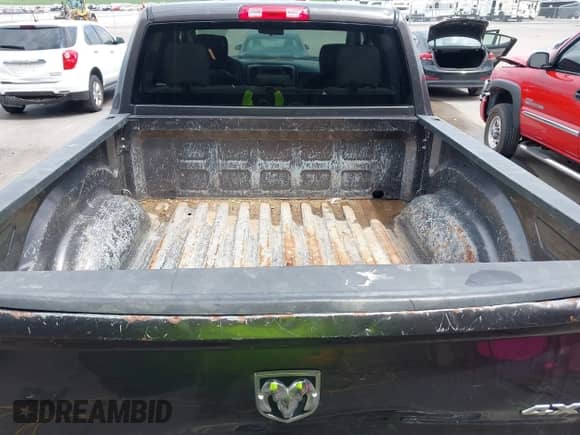 2017 Ram 1500 Express z VIN 3C6RR7KT7HG718897, wystawiony jako IAAI lot #42564686 z przebiegiem 214 940 mil mil oraz . Historia ofert i sprzedaży dostępna na DreamBid. Obrazek 17.