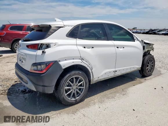 2022 Hyundai Kona SE с VIN KM8K22AB9NU825089, выставлен на аукционе Copart как лот 65887105 с пробегом 67 593 миль миль и Чистый • Clean title. История ставок и продаж доступна на DreamBid. Изображение 3.