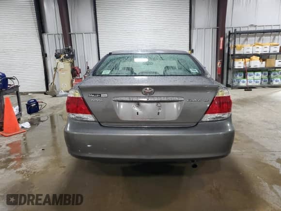 2005 Toyota Camry LE z VIN 4T1BE30K05U950190, wystawiony jako Copart lot #59155235 z przebiegiem 235 964 mil mil oraz Szkoda całkowita • Salvage title. Historia ofert i sprzedaży dostępna na DreamBid. Obrazek 6.