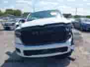 2025 Ram 1500 Big Horn z VIN 1C6RREFG6SN534289, wystawiony jako IAAI lot #41965903 z przebiegiem 11 349 mil mil oraz . Historia ofert i sprzedaży dostępna na DreamBid. Obrazek 12.