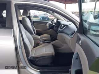 2018 Hyundai Tucson Value z VIN KM8J33A21JU817240, wystawiony jako IAAI lot #43257404 z przebiegiem 81 892 mil mil oraz . Historia ofert i sprzedaży dostępna na DreamBid. Obrazek 5.